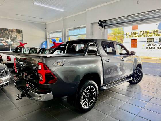 TOYOTA HILUX 2.8 D-4D TURBO DIESEL CD SRX 4X4 AUTOMÁTICO